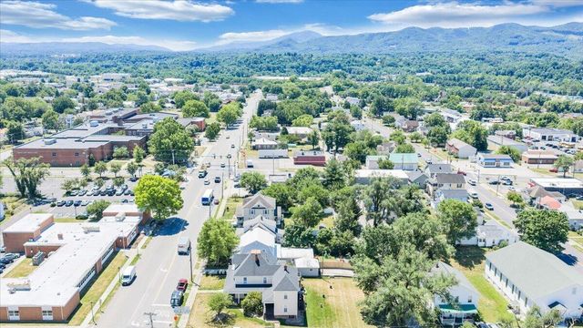 507 S College AVE, Salem, VA 24153