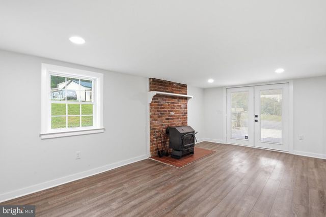382 MISSION RD, Harpers Ferry, WV 25425