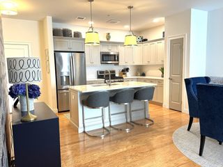 1 Revolution Way 307, Canton, MA 02021