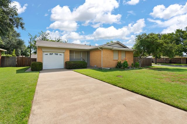 1111 S Ridgeway Drive, Cleburne, TX 76033