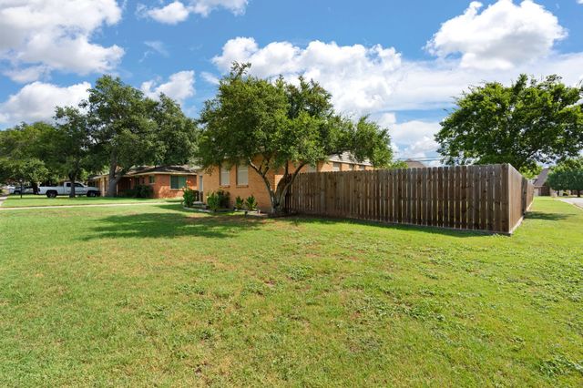 1111 S Ridgeway Drive, Cleburne, TX 76033