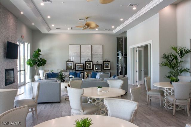 251 Indies DR E 202, Naples, FL 34114