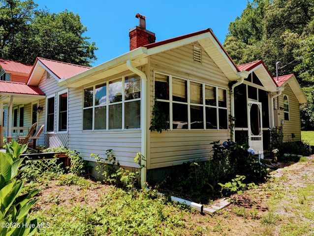 169 E Vineyard Road, Hayesville, NC 28904