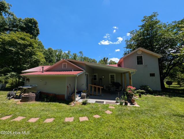 169 E Vineyard Road, Hayesville, NC 28904