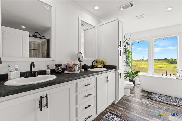 744 E Wiedemann Road, Flatonia, TX 78941