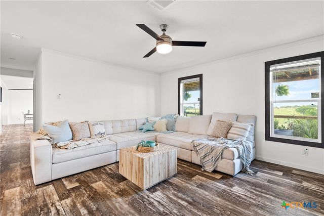 744 E Wiedemann Road, Flatonia, TX 78941