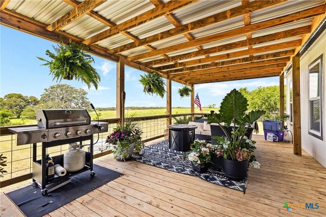 744 E Wiedemann Road, Flatonia, TX 78941