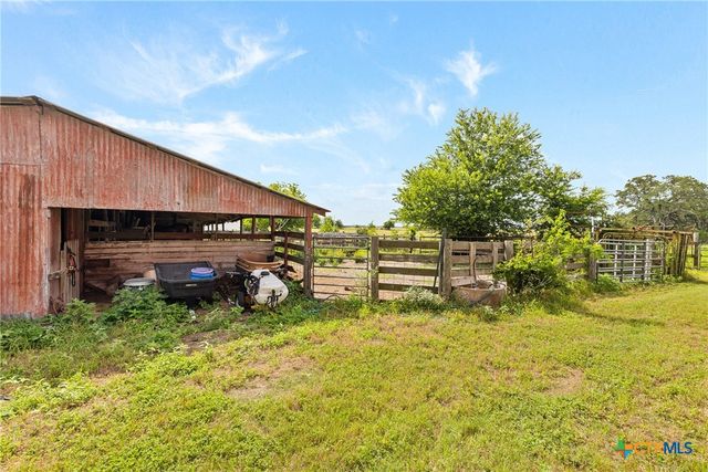 744 E Wiedemann Road, Flatonia, TX 78941