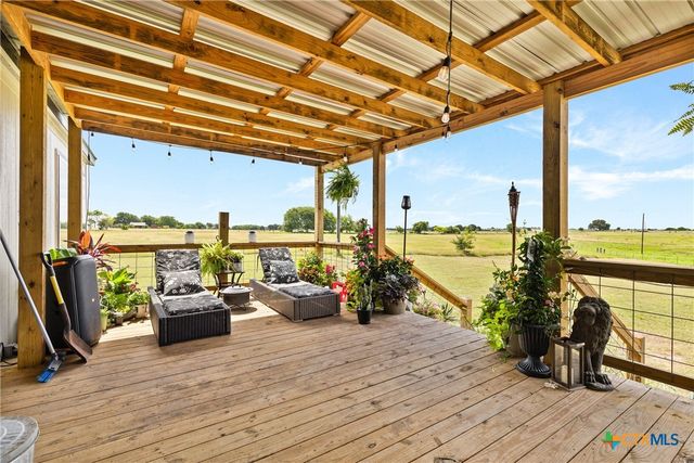 744 E Wiedemann Road, Flatonia, TX 78941