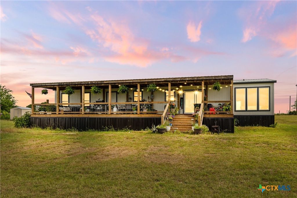 744 E Wiedemann Road, Flatonia, TX 78941