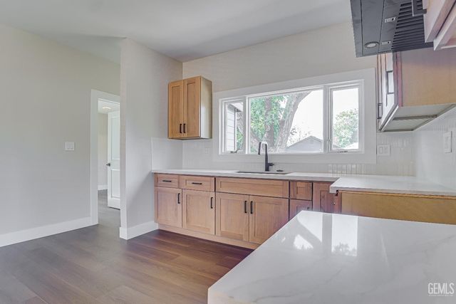 321 Oleander Avenue, Bakersfield, CA 93304