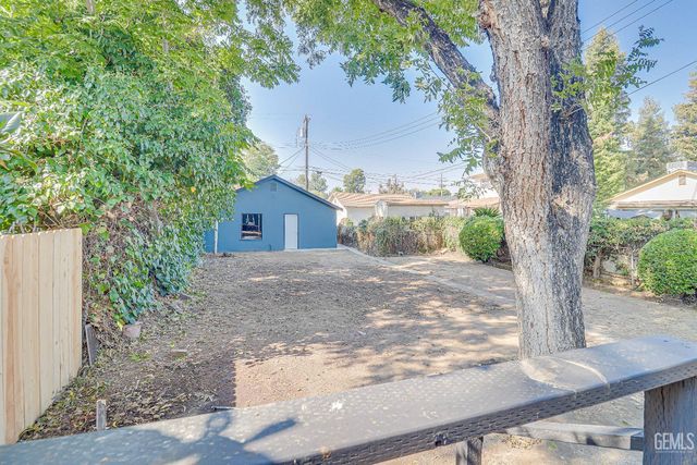 321 Oleander Avenue, Bakersfield, CA 93304