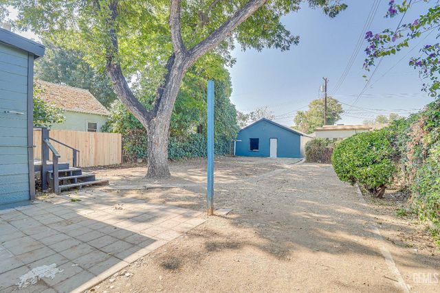 321 Oleander Avenue, Bakersfield, CA 93304