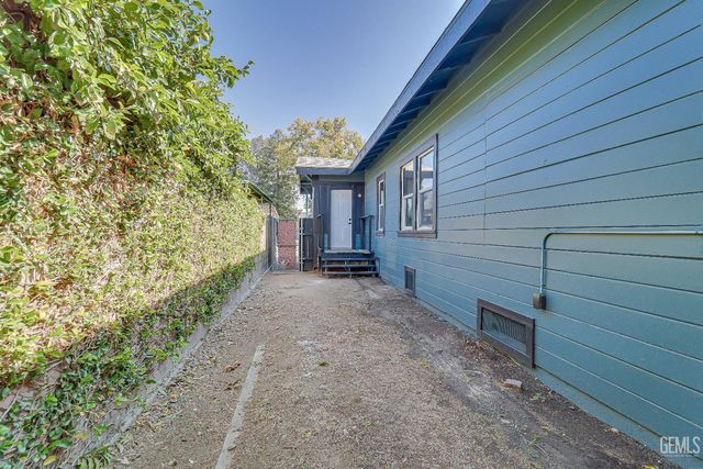 321 Oleander Avenue, Bakersfield, CA 93304