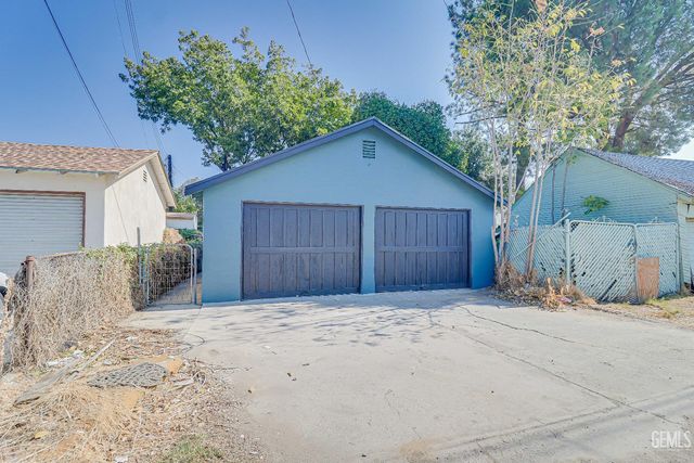 321 Oleander Avenue, Bakersfield, CA 93304