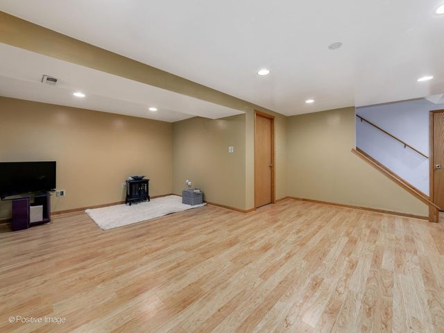 7420 Maple Drive, Justice, IL 60458