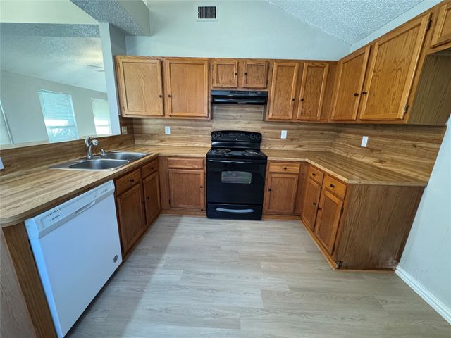 6511 Devine Drive, Arlington, TX 76001