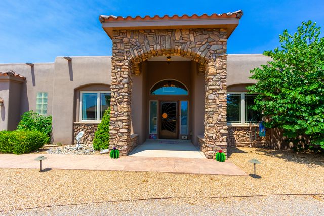 930 Titus Loop, Bosque Farms, NM 87068