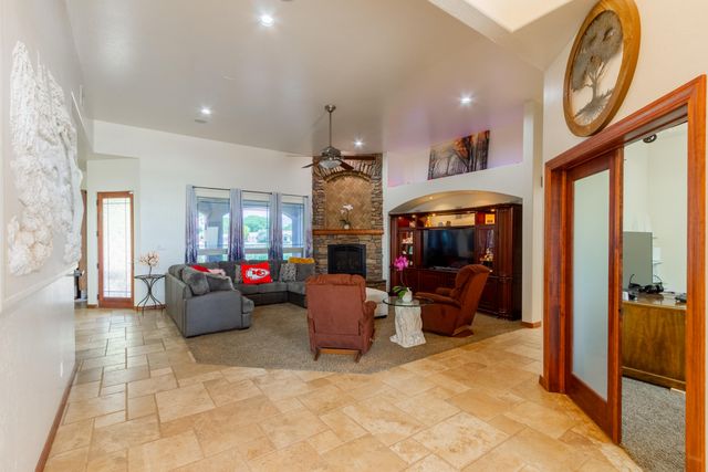 930 Titus Loop, Bosque Farms, NM 87068