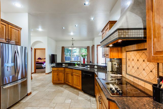 930 Titus Loop, Bosque Farms, NM 87068