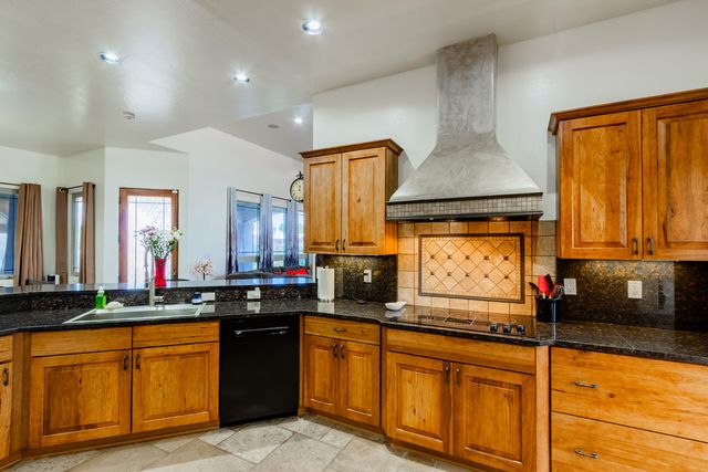 930 Titus Loop, Bosque Farms, NM 87068