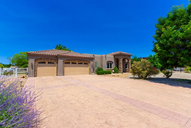 930 Titus Loop, Bosque Farms, NM 87068