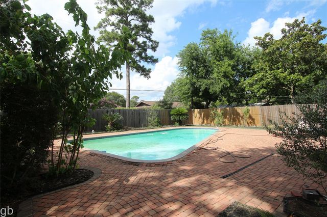5530 Loch Lomond Drive, Houston, TX 77096