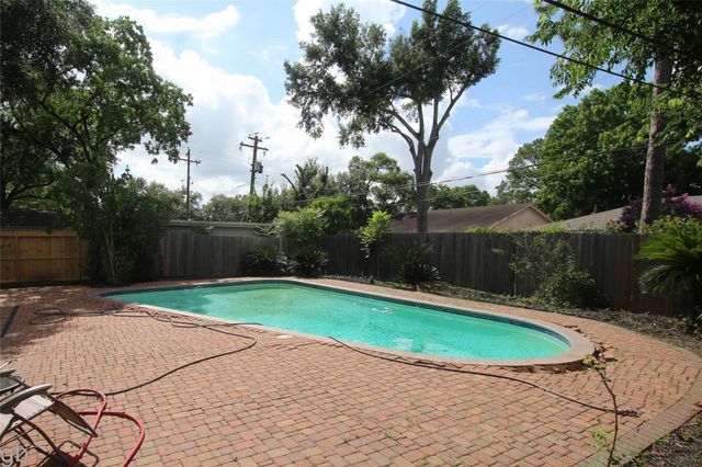 5530 Loch Lomond Drive, Houston, TX 77096
