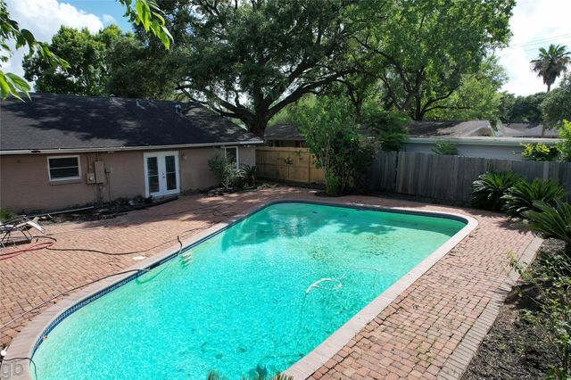 5530 Loch Lomond Drive, Houston, TX 77096