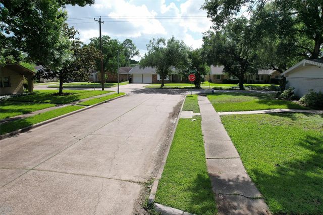 5530 Loch Lomond Drive, Houston, TX 77096