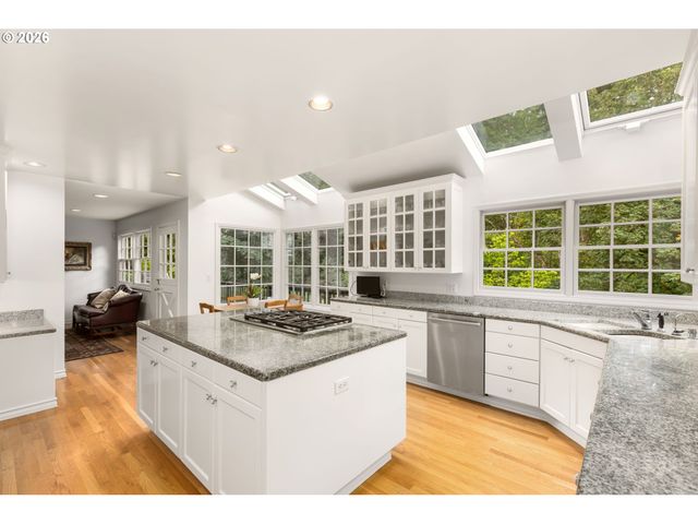 1537 S AVENTINE Ct, Portland, OR 97219