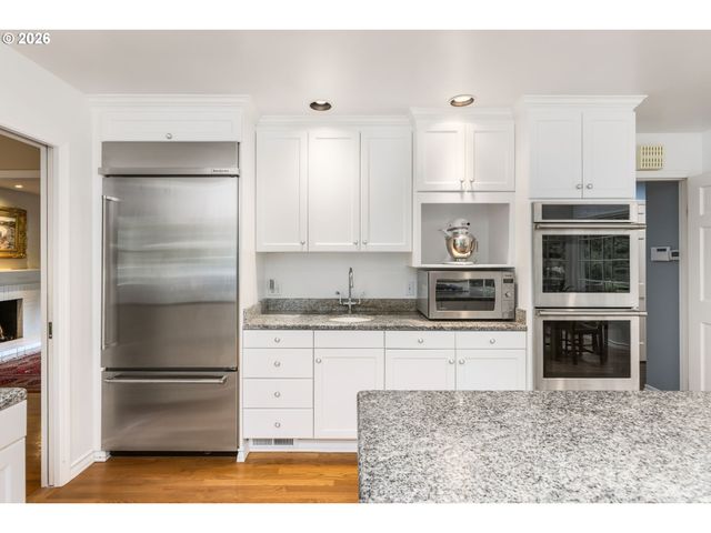 1537 S AVENTINE Ct, Portland, OR 97219