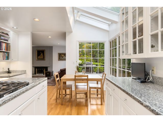 1537 S AVENTINE Ct, Portland, OR 97219