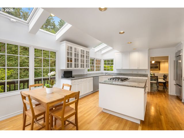 1537 S AVENTINE Ct, Portland, OR 97219