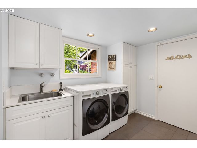 1537 S AVENTINE Ct, Portland, OR 97219