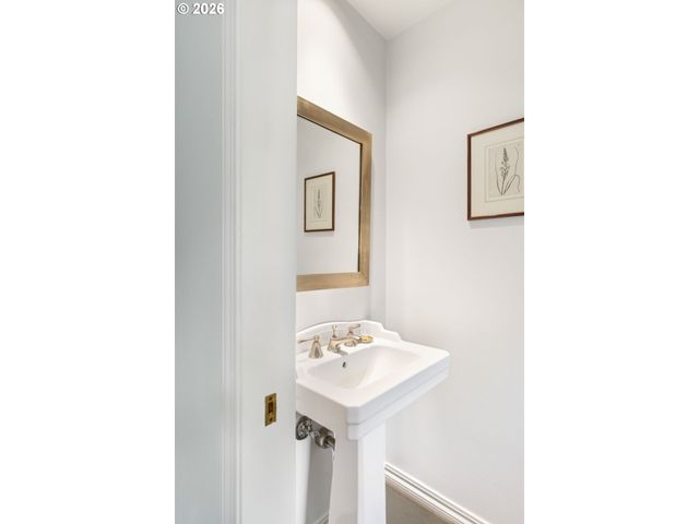 1537 S AVENTINE Ct, Portland, OR 97219