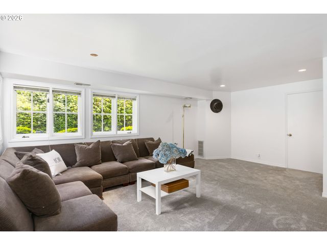 1537 S AVENTINE Ct, Portland, OR 97219