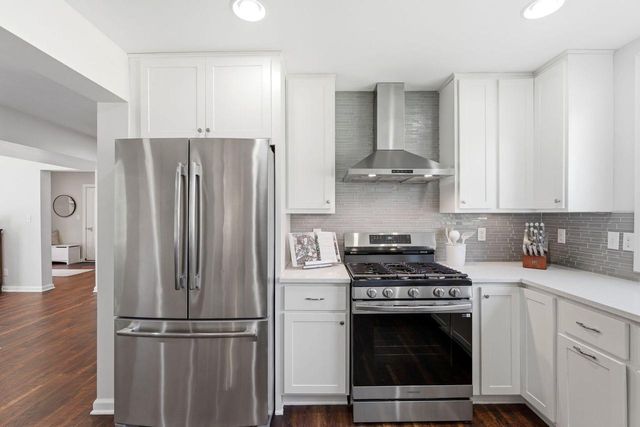 1633 W Eleanor PLACE, Mequon, WI 53092
