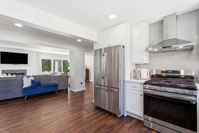 1633 W Eleanor PLACE, Mequon, WI 53092
