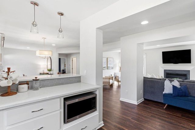 1633 W Eleanor PLACE, Mequon, WI 53092