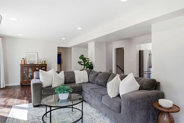 1633 W Eleanor PLACE, Mequon, WI 53092