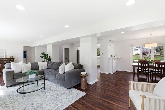 1633 W Eleanor PLACE, Mequon, WI 53092