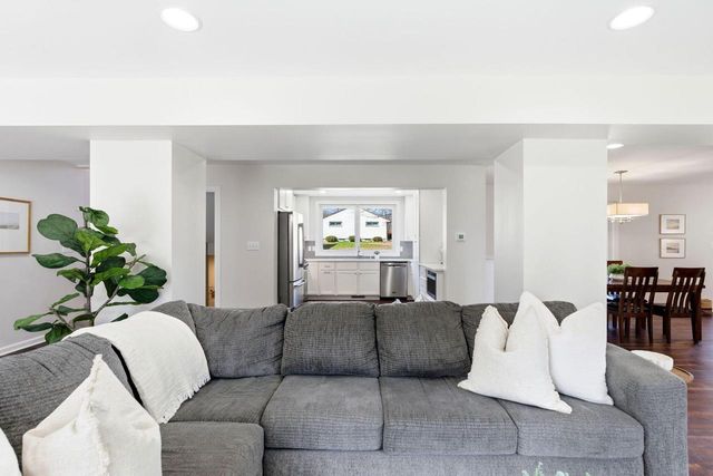 1633 W Eleanor PLACE, Mequon, WI 53092