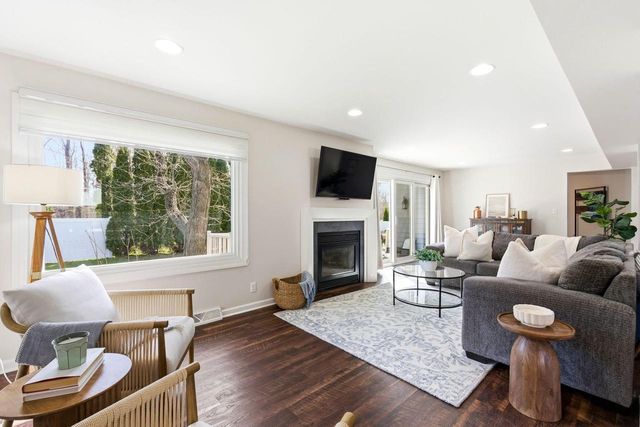 1633 W Eleanor PLACE, Mequon, WI 53092