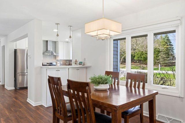 1633 W Eleanor PLACE, Mequon, WI 53092