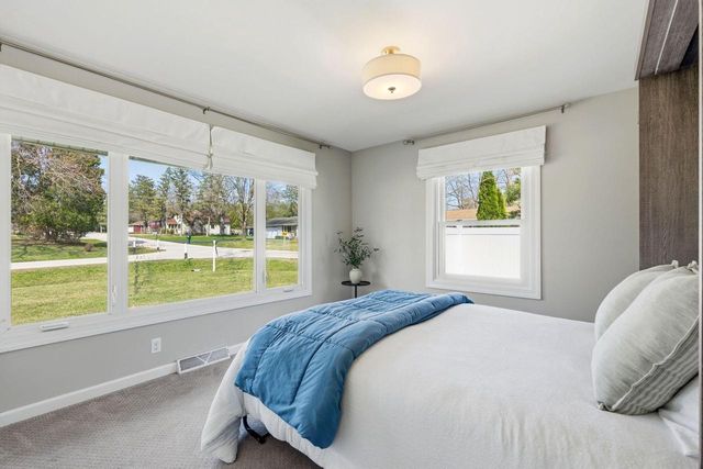 1633 W Eleanor PLACE, Mequon, WI 53092
