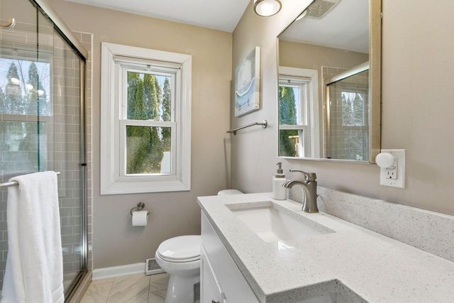 1633 W Eleanor PLACE, Mequon, WI 53092
