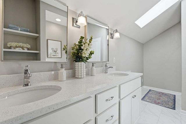 1633 W Eleanor PLACE, Mequon, WI 53092