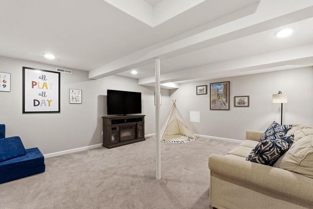 1633 W Eleanor PLACE, Mequon, WI 53092