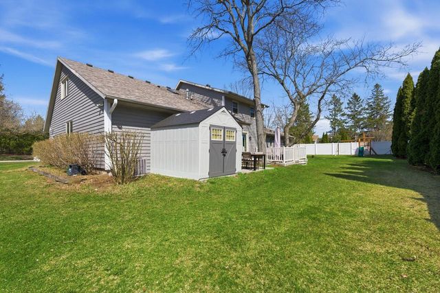 1633 W Eleanor PLACE, Mequon, WI 53092